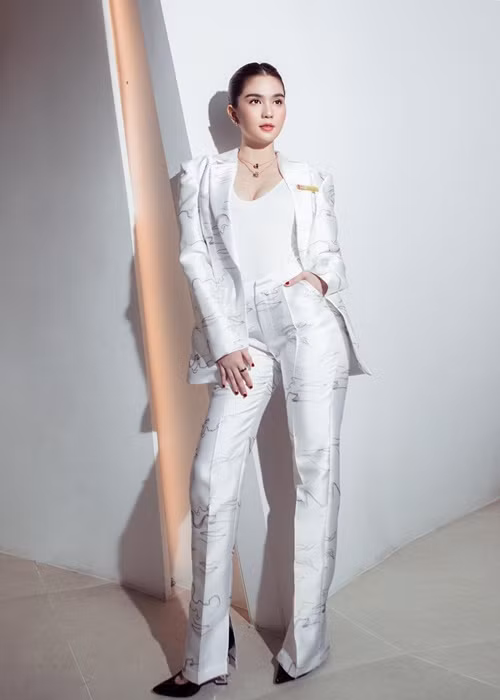 Trong chuyến công tác ở Hà Nội, chân dài sinh năm 1989 xuất hiện với hình ảnh "nữ tổng tài".