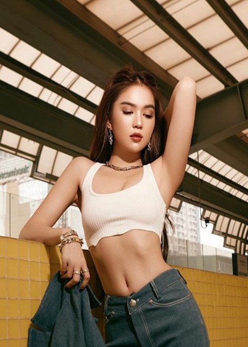 Nhiều người chú ý vào vóc dáng thon gọn, quyến rũ của Ngọc Trinh.
