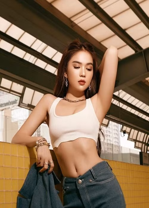 Nhiều người chú ý vào vóc dáng thon gọn, quyến rũ của Ngọc Trinh.