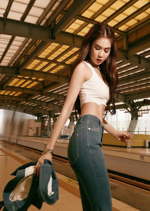 "Nữ hoàng nội y" mặc áo croptop kết hợp với quần jean. Set trang phục giúp cô tôn vòng eo con kiến.
