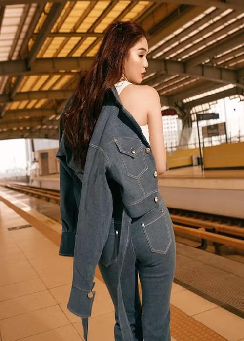 Nhờ vóc dáng nuột nà, Ngọc Trinh cân được mọi phong cách.