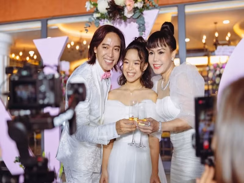 Ngoài ra, con gái của Việt Hương biết nói tiếng Việt và viết thơ cho mẹ bằng tiếng Việt.