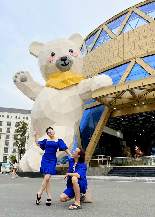 Việt Hương và Hoài Phương có nhiều thời gian dành cho nhau hơn. Khi rảnh rỗi, cả hai đi du lịch.