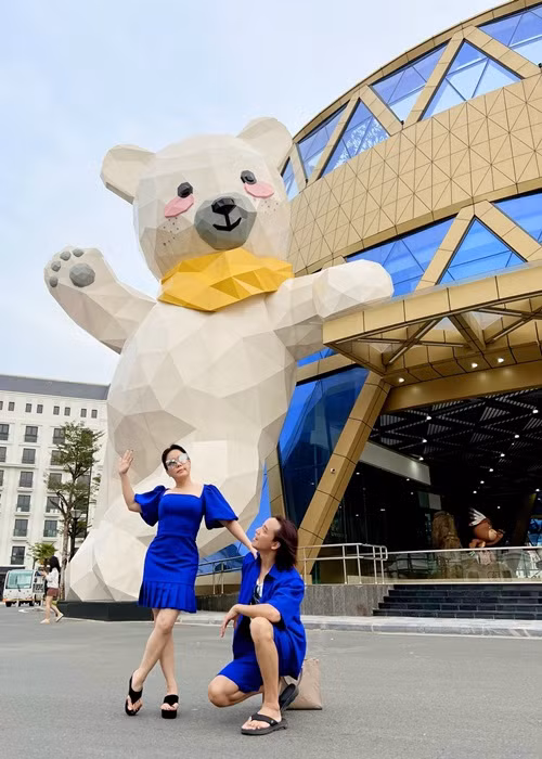 Việt Hương và Hoài Phương có nhiều thời gian dành cho nhau hơn. Khi rảnh rỗi, cả hai đi du lịch.