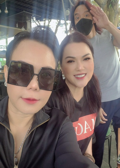 Vợ chồng Việt Hương bên nhau khi đi chơi cùng ca sĩ Phương Loan.