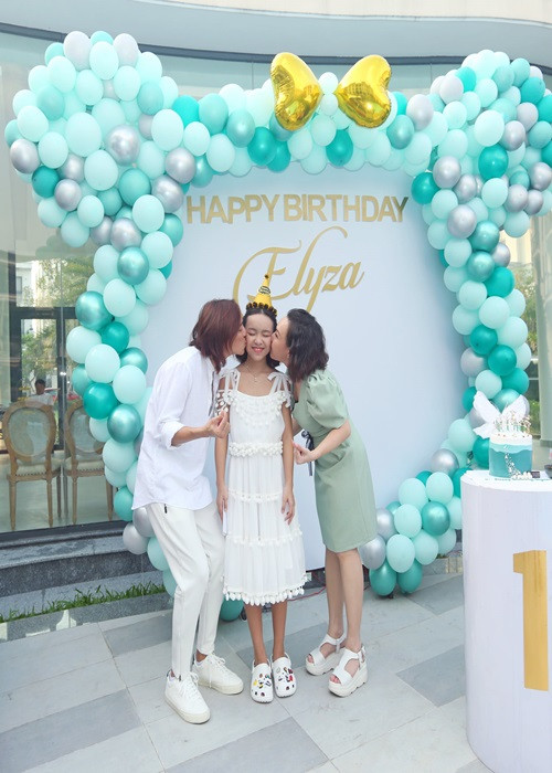 Con gái của Việt Hương dù sống ở Mỹ nhiều năm nhưng bé biết ăn tất cả món ăn Việt Nam kể cả mắm tôm, rau thơm các loại.