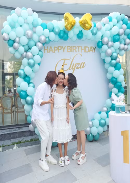 Con gái của Việt Hương dù sống ở Mỹ nhiều năm nhưng bé biết ăn tất cả món ăn Việt Nam kể cả mắm tôm, rau thơm các loại.