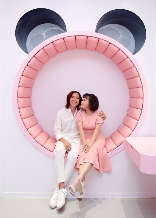 Cặp đôi chụp ảnh tình tứ trong dịp sinh nhật con gái năm 2021.