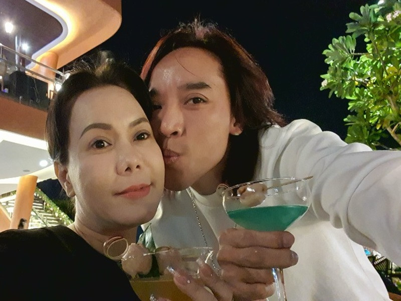 Hoài Phương dành nụ hôn tình cảm cho Việt Hương khi hẹn hò riêng tư.