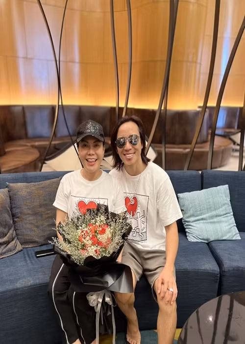Hoài Phương tặng hoa hồng cho Việt Hương ngày Valentine 2022.