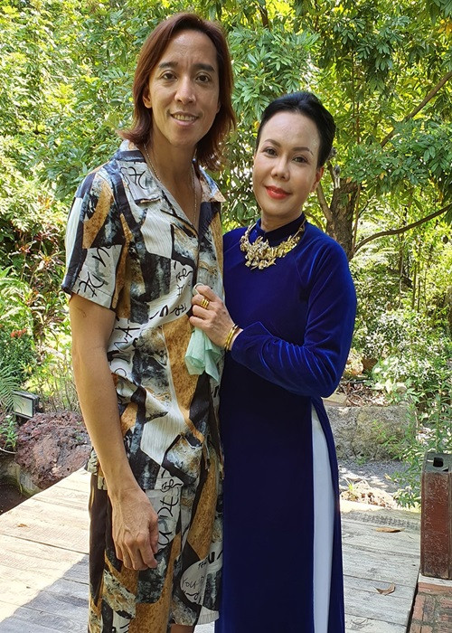 Theo Việt Hương, sở dĩ Hoài Phương đồng ý vì phải chứng kiến nhiều mất mát. Trước đó, chồng của nữ danh hài định cư ở Mỹ trong 26 năm.