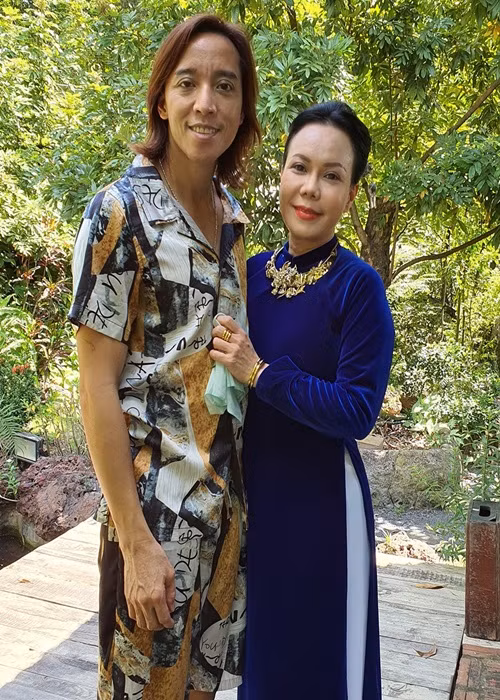 Theo Việt Hương, sở dĩ Hoài Phương đồng ý vì phải chứng kiến nhiều mất mát. Trước đó, chồng của nữ danh hài định cư ở Mỹ trong 26 năm.