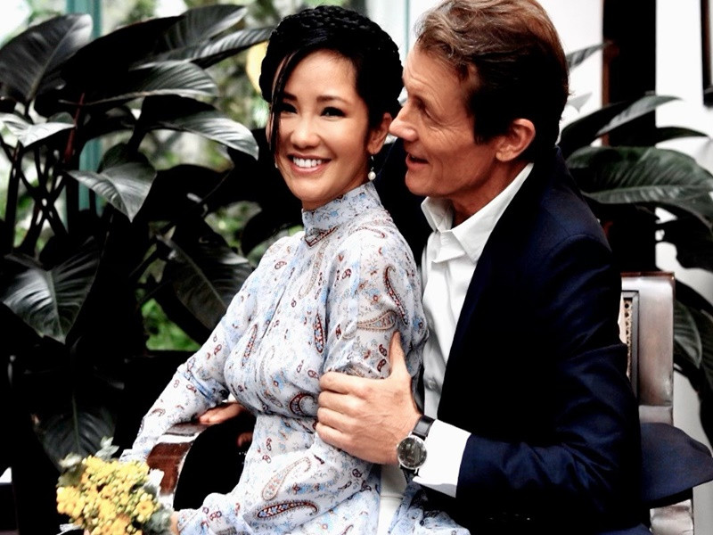 Bạn trai của Hồng Nhung sinh năm 1962, biết đến 5 thứ tiếng, mê nhiếp ảnh, giỏi thể thao (chơi polo bán chuyên nghiệp, trượt tuyết, tennis, bơi, đua xe thể thao, yoga). Ảnh: Dân Trí