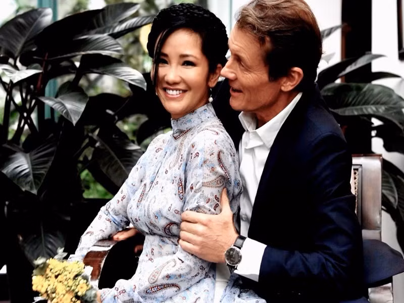 Bạn trai của Hồng Nhung sinh năm 1962, biết đến 5 thứ tiếng, mê nhiếp ảnh, giỏi thể thao (chơi polo bán chuyên nghiệp, trượt tuyết, tennis, bơi, đua xe thể thao, yoga). Ảnh: Dân Trí