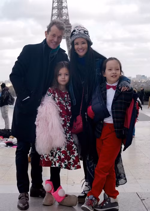 Kiến trúc sư Gerhard Heusch rất yêu thương các con của Hồng Nhung. Ảnh: Dân Trí