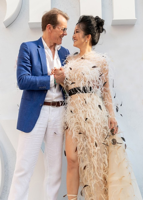 Cặp đôi bên nhau tình tứ tại một sự kiện thời trang. Ảnh: Dân Trí