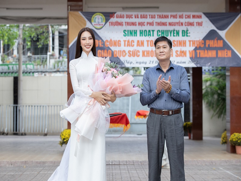 Đối với nàng hậu, đây không chỉ là ngôi trường dạy bảo cô thời niên thiếu mà còn là mái nhà thứ hai, nơi lưu giữ biết bao kỷ niệm của cô.