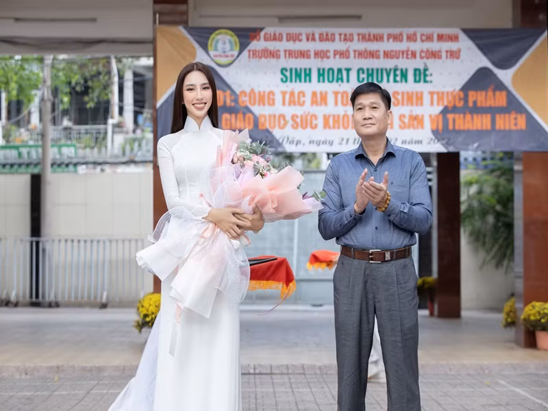 Đối với nàng hậu, đây không chỉ là ngôi trường dạy bảo cô thời niên thiếu mà còn là mái nhà thứ hai, nơi lưu giữ biết bao kỷ niệm của cô.