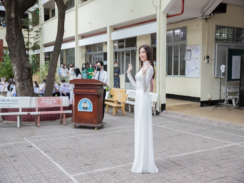 Nhân dịp về lại thăm trường, người đẹp sinh năm 1998 diện áo dài trắng.