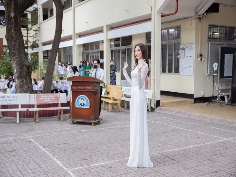 Nhân dịp về lại thăm trường, người đẹp sinh năm 1998 diện áo dài trắng.