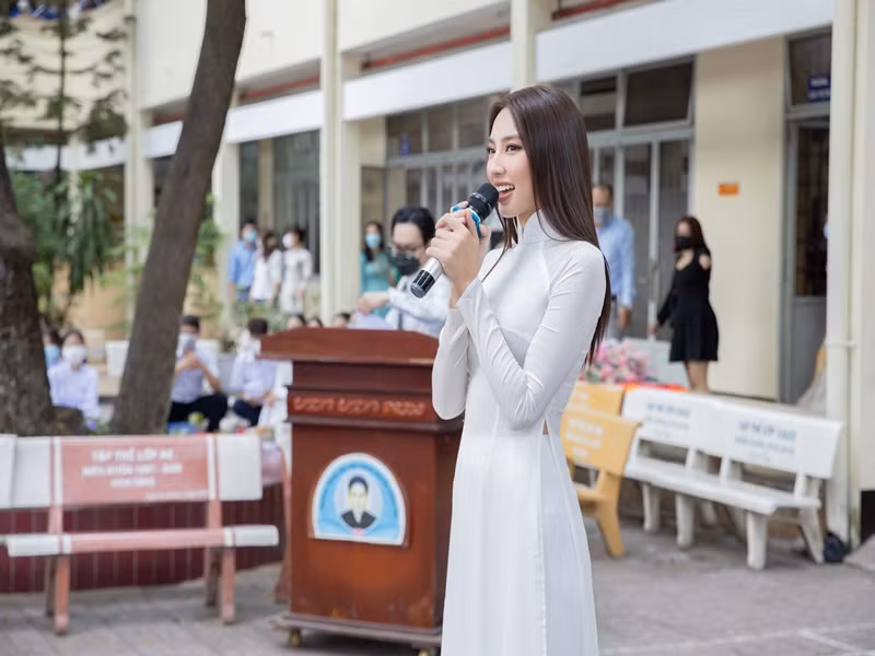 Trong buổi giao lưu, Thùy Tiên chia sẻ những kỷ niệm của mình dưới mái trường và tình cảm của cô dành cho ngôi trường THPT Nguyễn Công Trứ.