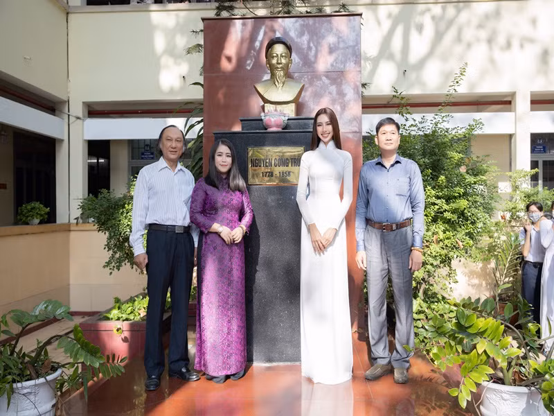 Cô tham gia nhiều hoạt động thiện nguyện như xây dựng khu vui chơi, trao học bổng cho học sinh nghèo vượt khó, tặng quà Tết cho người lao động nghèo, hỗ trợ vốn cho phụ nữ khó khăn, nhận nuôi trẻ em mồ côi do COVID-19.