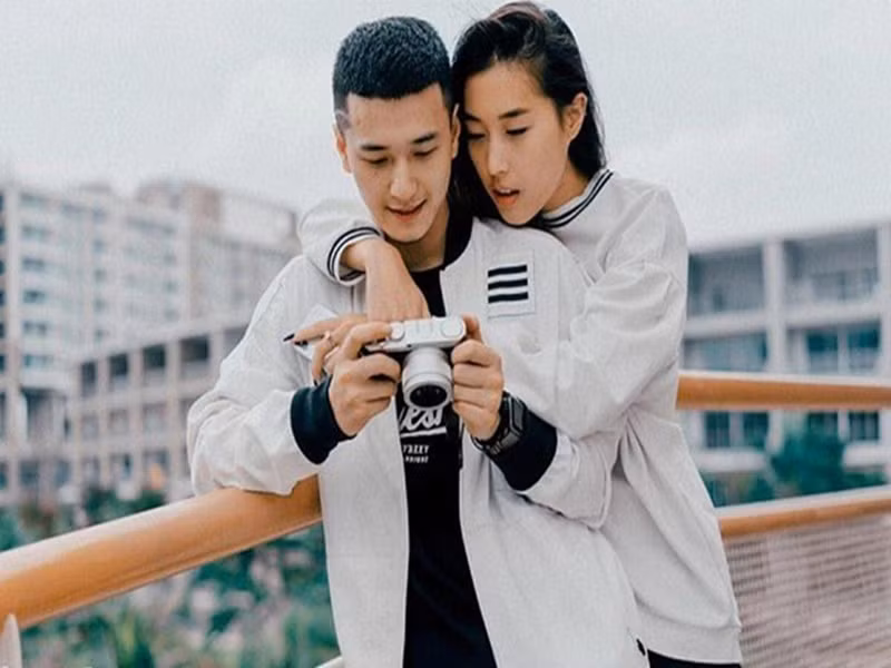 Năm 2018, Huỳnh Anh công khai hẹn hò Y Vân. Cặp đôi yêu nhau rồi mới gặp nhau ngoài đời khi Y Vân từ Bỉ về Việt Nam. Ảnh: FBNV