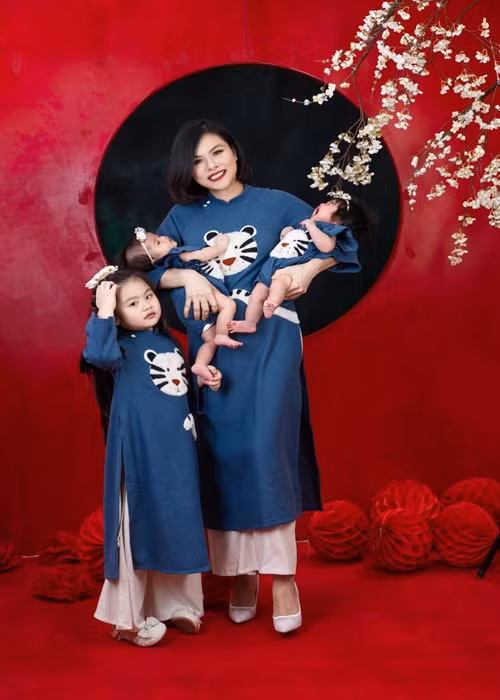 Vân Trang vất vả chăm sóc 3 con gái nhỏ. Nữ diễn viên may mắn có chồng và gia đình hai bên hỗ trợ.