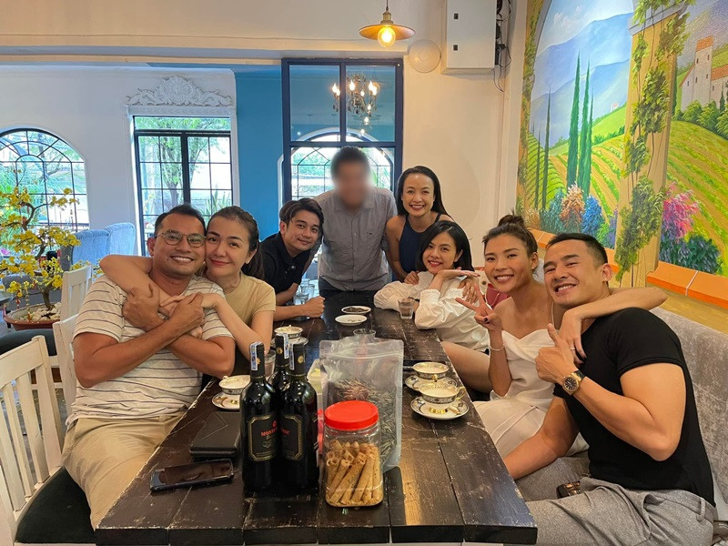 Vân Trang thường xuyên sánh đôi cùng chồng tại các sự kiện, buổi gặp gỡ bạn bè.