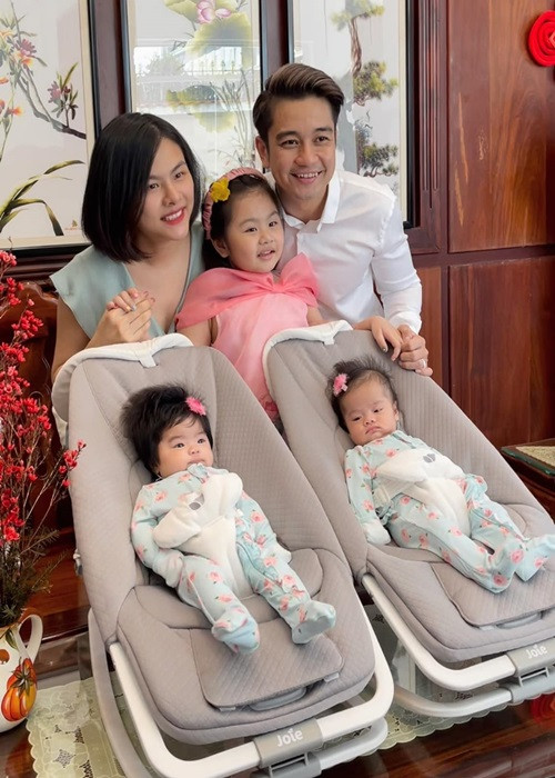 Cặp song sinh nhà Vân Trang thường diện đồ đôi, mặc điệu đà.