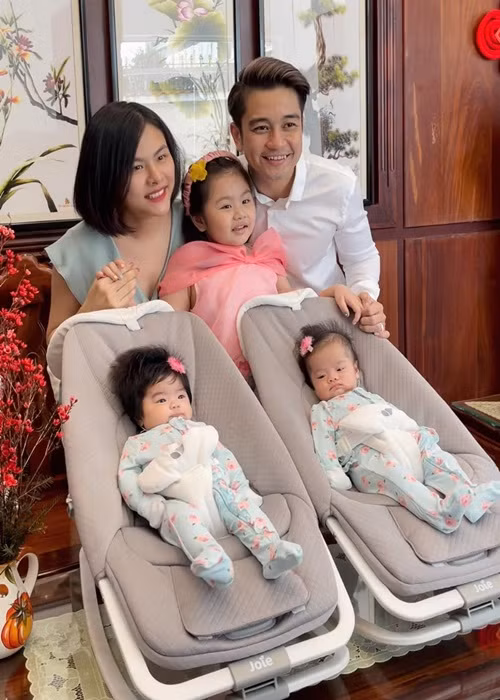 Cặp song sinh nhà Vân Trang thường diện đồ đôi, mặc điệu đà.