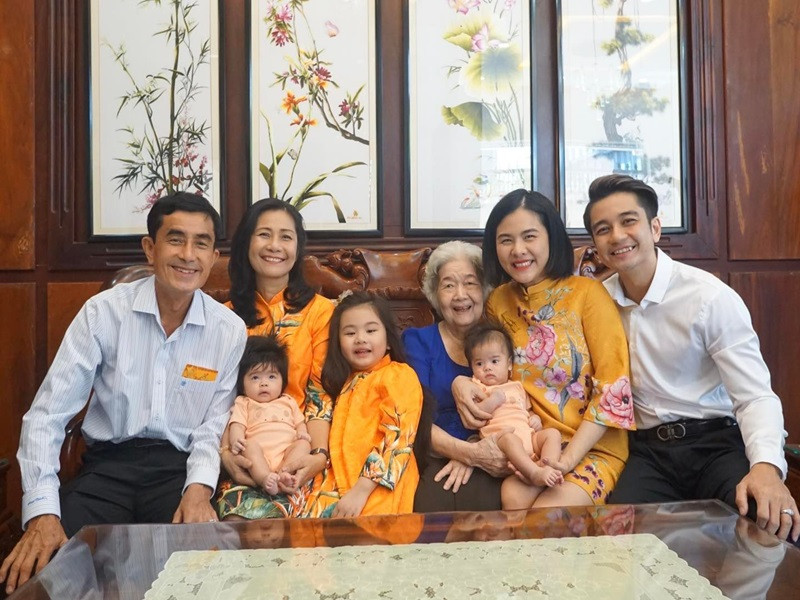 Vân Trang vừa đón cái Tết ấm áp bên chồng con và người thân.