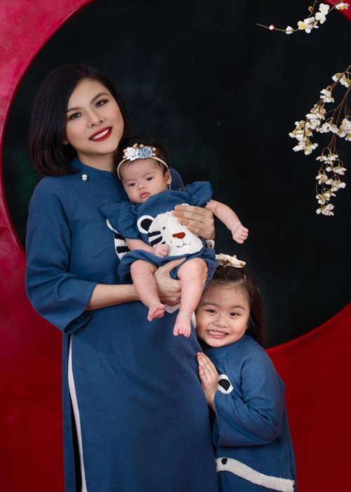 Nữ diễn viên cho biết trong cặp song sinh, một bé giống ba, còn một bé giống mẹ.