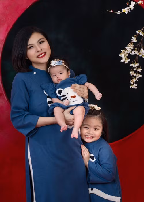 Nữ diễn viên cho biết trong cặp song sinh, một bé giống ba, còn một bé giống mẹ.