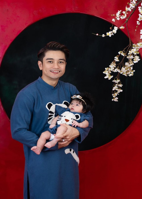 Vợ chồng Vân Trang cùng 3 cô con gái diện áo dài chụp ảnh đón Tết.