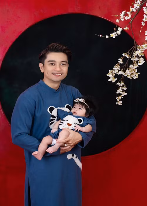 Vợ chồng Vân Trang cùng 3 cô con gái diện áo dài chụp ảnh đón Tết.