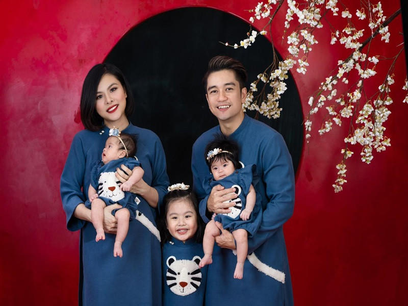 Hai con gái sinh đôi của Vân Trang đều đáng yêu.