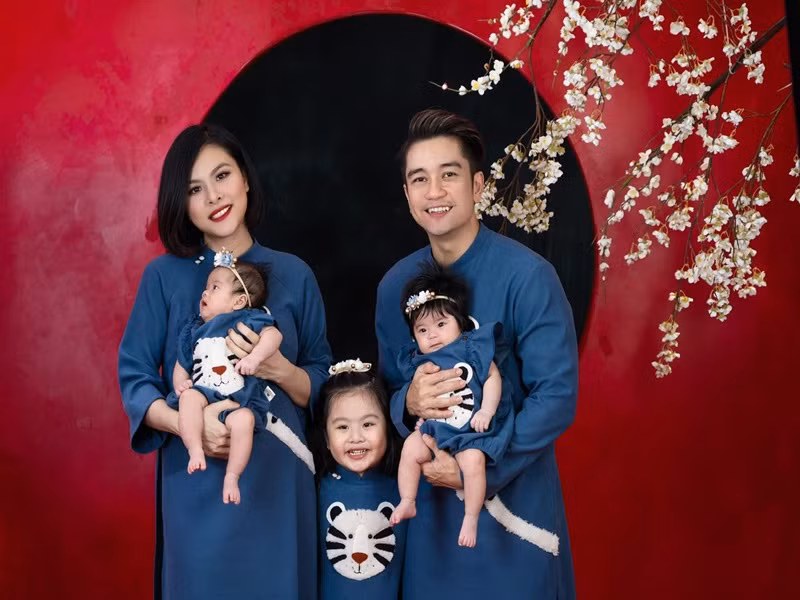 Hai con gái sinh đôi của Vân Trang đều đáng yêu.