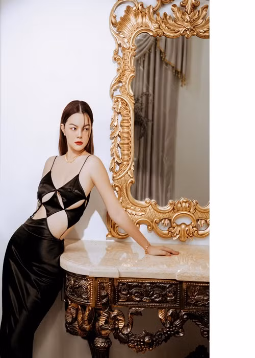 Bà mẹ hai con tự tin khoe vóc dáng trong trang phục cắt xẻ táo bạo.