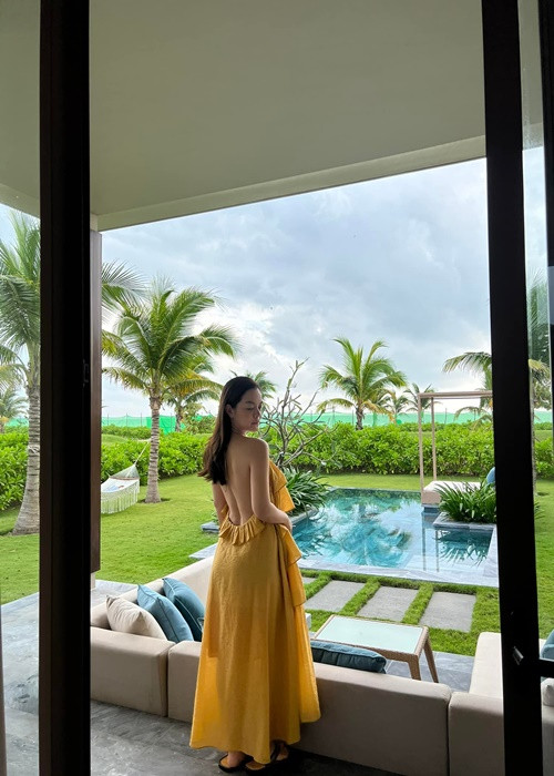 "Chỉ cần phụ nữ tự tin, tự chủ, có hạnh phúc, chủ động trong cuộc sống là đã đẹp. Tự tin là điều quan trọng trong cuộc sống chứ không phải có ai bên cạnh hay không. Khá nhiều người cũng có người bên cạnh nhưng không tự tin thì vẫn xấu. Chúng ta không thể dùng định nghĩa này ghép làm một", nữ ca sĩ chia sẻ.