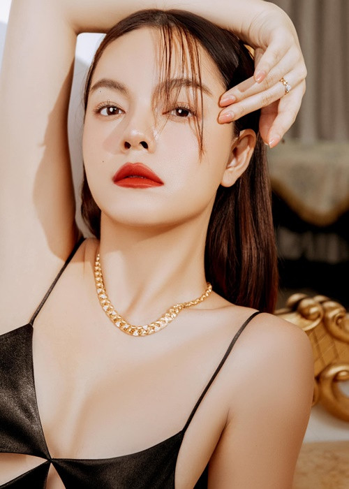 Sau khi ly hôn, nữ ca sĩ dường như mặc táo bạo hơn.