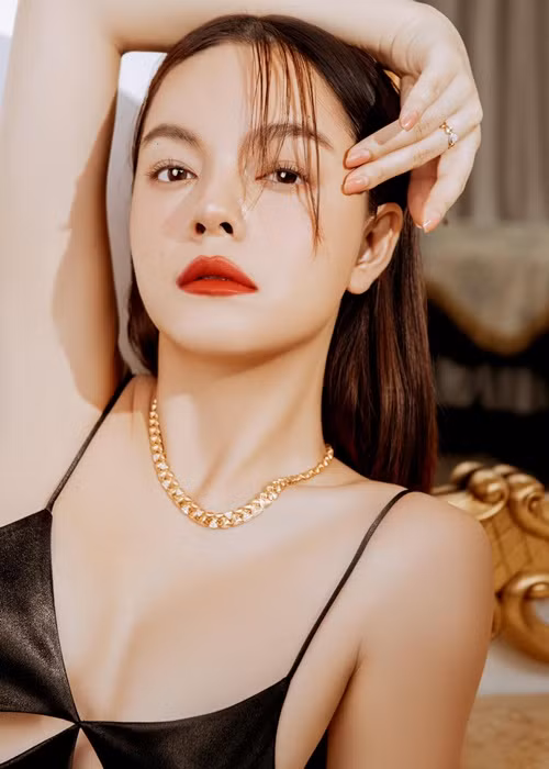 Sau khi ly hôn, nữ ca sĩ dường như mặc táo bạo hơn.