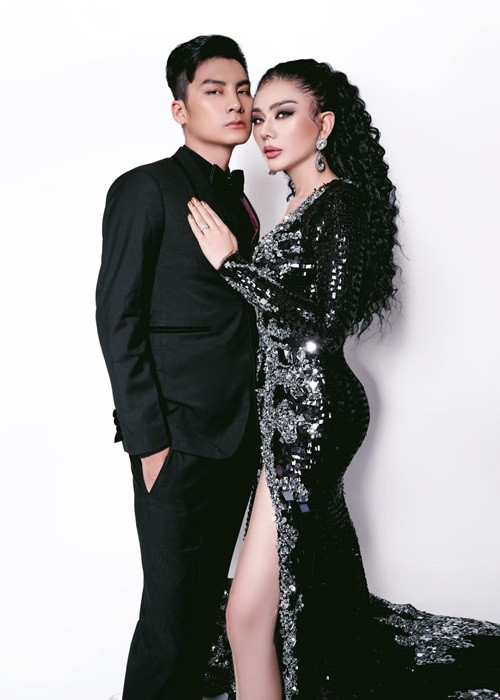 “Tôi cảm thấy sốc, khó tin khi phát hiện cô ấy tâm sự với một người bạn là đang rất khổ tâm, khó xử khi phải chọn giữa tôi và Song Duy. Cô ấy nói với tôi là tình nghĩa còn Song Duy là người hiện tại cô ấy yêu. Thế nhưng khi tôi hỏi, vợ cũ vẫn chối, nói họ chỉ là chị em… Theo tìm hiểu của tôi, họ đã quen nhau gần cả năm”, chồng cũ của Lâm Khánh Chi chia sẻ.