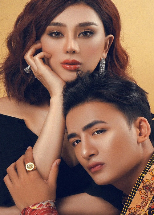 Về phía Khánh Chi, gần đây, cô đăng tải hình ảnh bên Song Duy. Trước tin đồn có tình mới, nữ ca sĩ chuyển giới cho biết, Song Duy chỉ là trợ lý hỗ trợ công việc.