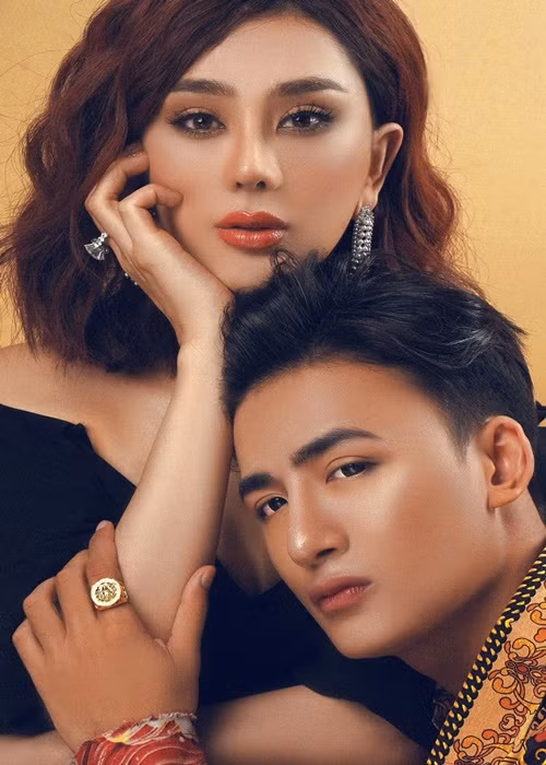 Về phía Khánh Chi, gần đây, cô đăng tải hình ảnh bên Song Duy. Trước tin đồn có tình mới, nữ ca sĩ chuyển giới cho biết, Song Duy chỉ là trợ lý hỗ trợ công việc.