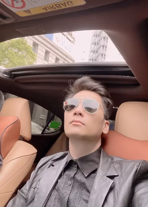 Ngoài ra, gần 1 ngày trước khi đưa ra tuyên bố chia tay, Phi Hùng chia sẻ đoạn clip ngắn có nội dung: "Tặng cho chị em phụ nữ câu nói như thế này. Bất kỳ thằng con trai nào trên đời đều không thích đứa con gái mà nó thích đi nói chuyện với một thằng con trai khác. Vậy nên đừng có nói đó chỉ là tình bạn thuần túy hay đừng có nói đó chỉ là anh trai kết nghĩa. Nếu bạn thật lòng yêu anh ấy thì hãy dừng lại những mối quan hệ như vậy nha".