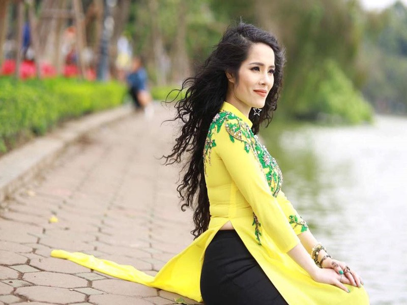 Giữa ồn ào, chia sẻ trên Người đưa tin, Kiều Thanh cho biết: "Tôi chấp nhận mọi việc. Vì tôi không phải là người giỏi che đậy. Đã có tin đồn, tôi là mẹ đơn thân nhưng không phải. Tôi vẫn sống với chồng con của mình. Chỉ là chúng tôi chưa làm đám cưới. Tôi là người thứ ba nhưng không có nghĩa tôi là người cướp hạnh phúc của ai. Tôi và anh ấy trước khi đến với nhau thì có 6 năm quen nhau nên rất hiểu hoàn cảnh của nhau. Anh ấy và vợ cũng đã không còn hạnh phúc. Khi anh ấy cần mình nhất, tôi không thể buông tay. Giữa chúng tôi đến với nhau cũng vì chữ tình nghĩa anh em sau đó mới là nên duyên vợ chồng... Ảnh: Tổ Quốc