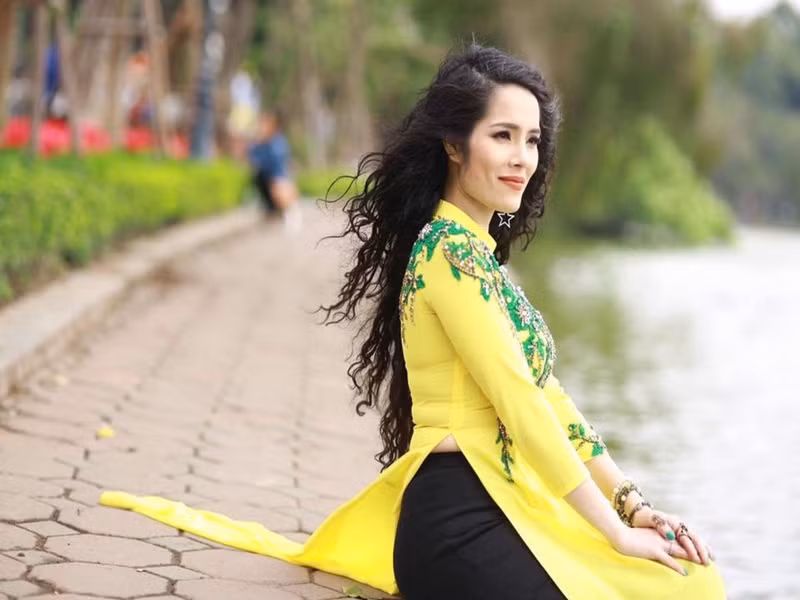 Giữa ồn ào, chia sẻ trên Người đưa tin, Kiều Thanh cho biết: "Tôi chấp nhận mọi việc. Vì tôi không phải là người giỏi che đậy. Đã có tin đồn, tôi là mẹ đơn thân nhưng không phải. Tôi vẫn sống với chồng con của mình. Chỉ là chúng tôi chưa làm đám cưới. Tôi là người thứ ba nhưng không có nghĩa tôi là người cướp hạnh phúc của ai. Tôi và anh ấy trước khi đến với nhau thì có 6 năm quen nhau nên rất hiểu hoàn cảnh của nhau. Anh ấy và vợ cũng đã không còn hạnh phúc. Khi anh ấy cần mình nhất, tôi không thể buông tay. Giữa chúng tôi đến với nhau cũng vì chữ tình nghĩa anh em sau đó mới là nên duyên vợ chồng... Ảnh: Tổ Quốc