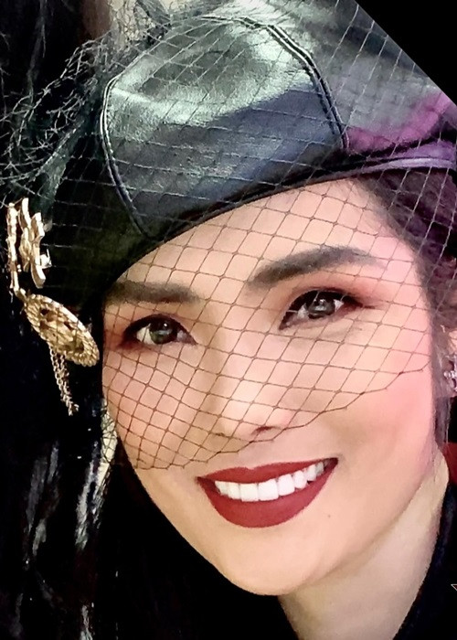 …Tôi không bao biện cho việc mình làm, bởi mọi việc đều có lý do. Hiện tại, gia đình là quan trọng nhất với tôi. Là một diễn viên, tôi được đóng khá nhiều vai và phải hiểu tâm lý của nhiều nhân vật. Nên tôi khá tự tin mình là người tâm lý, đặc biệt rất hiểu chồng mình. Thế nên canh bạc này tôi đánh hết với đời. Mọi chuyện có thế nào cũng là số phận. Tôi quan niệm như vậy đấy", Kiều Thanh nói. Ảnh: Vietnamnet