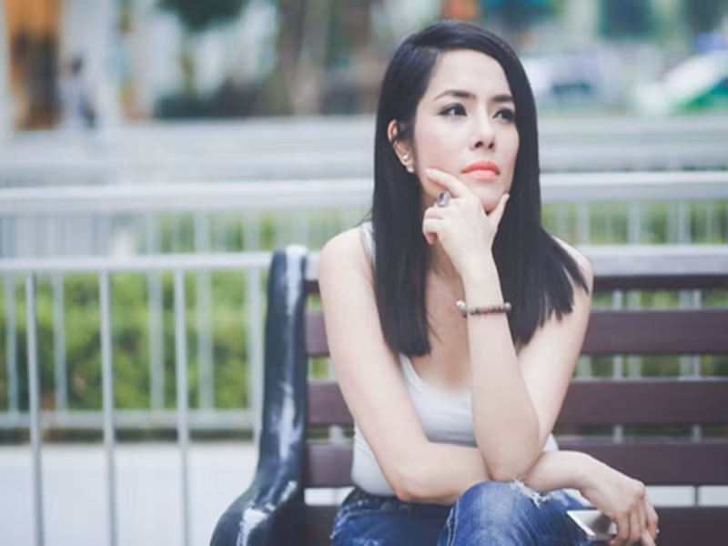 Nữ diễn viên còn nói: “Tôi sinh ra không phải để kiếm tiền, để giữ tiền mà để tiêu tiền thôi. Tôi quan niệm, kiếm tiền không phải của đàn bà mà việc đó là của chồng. Tôi đi làm phim không phải để kiếm tiền, không quan tâm cát sê. Tôi chỉ quan tâm vai diễn đó có hợp với tôi không, tôi có thích hay không”. Ảnh: Dân Việt